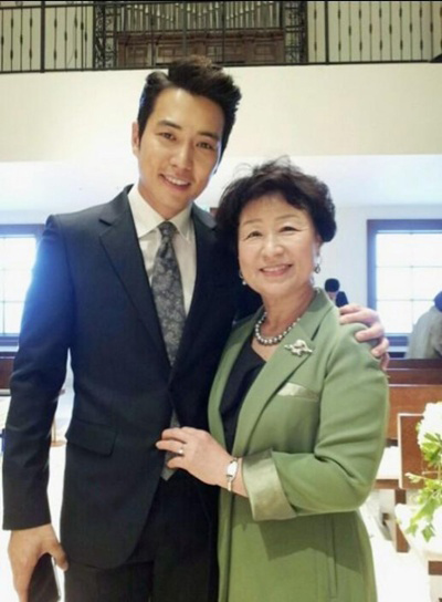 チュ サンウク 母と撮った写真を公開 慈しみ深い笑顔 韓流エンターテインメント