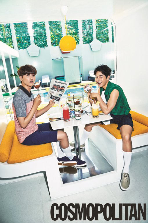 ZE:Aパク・ヒョンシク&キム・ドンジュン､バリでの夏のグラビアを公開｢幻想的なツーショット｣