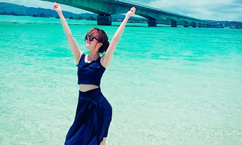 Girl’s Dayミナ、沖縄の海辺で爽やかな美貌