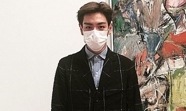 BIGBANGのT.O.P、画家クーニングの作品の前で見せた完璧な容姿