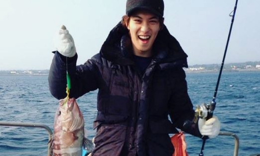 CNBLUEイ・ジョンヒョン、釣り成功“美男漁師”