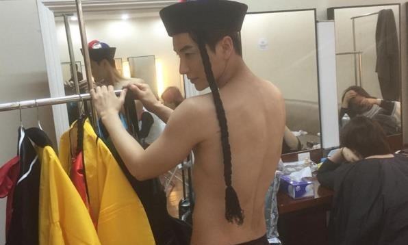 SJカンイン、イトゥクの上半身裸の写真を公開