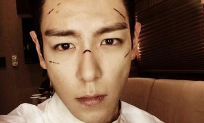 BIGBANGのT.O.P、映画撮影現場での写真を公開…傷を負っても麗しい