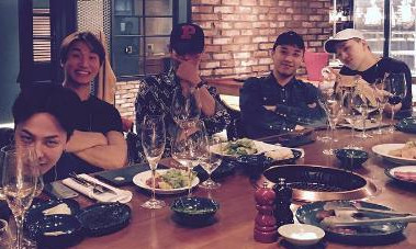 BIGBANGのV.I、久しぶりに全員で会食…記念ショット