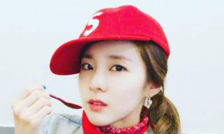 2NE1のDARAこそファッショニスタ!デニムファッション+赤い帽子