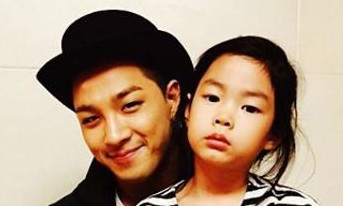 BIGBANGのSOL、タブロの娘ハルと記念撮影…叔父さんの微笑み