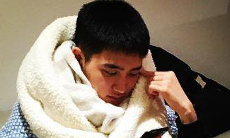 EXOのD.O、毛布でぐるぐる巻きになったキュートな少年