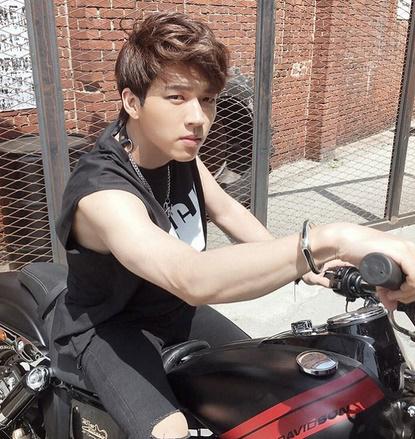 Infiniteウヒョン 男性美あふれる腕の筋肉をアピール 女心を奪う