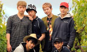 2PM、10周年の友情を感じる団体写真を公開
