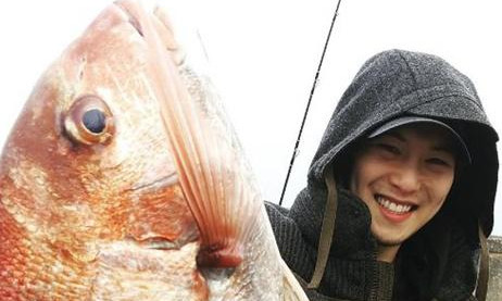 CNBLUEイ・ジョンヒョン、“巨大な真鯛”を持って満面の笑み