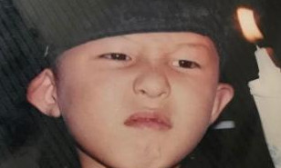 BIGBANGのG-DRAGON、幼少期の写真を公開…ロウソクを持って表情は“しかめっ面”