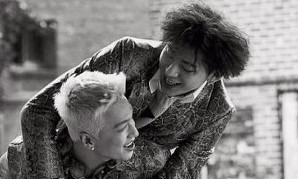 BIGBANGのSOL、Block BのZICOを背負って満面の笑み