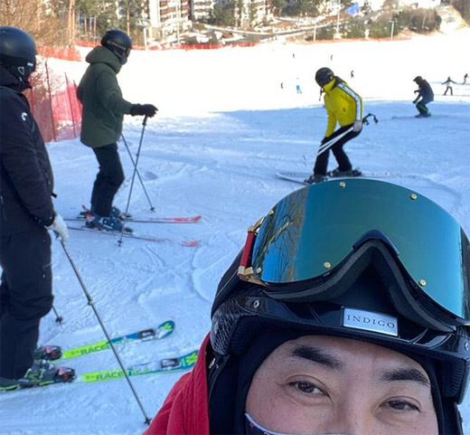 歌手イ・スンチョル、スキー場での自撮り写真が物議に…「新型コロナ第3波の時期に」