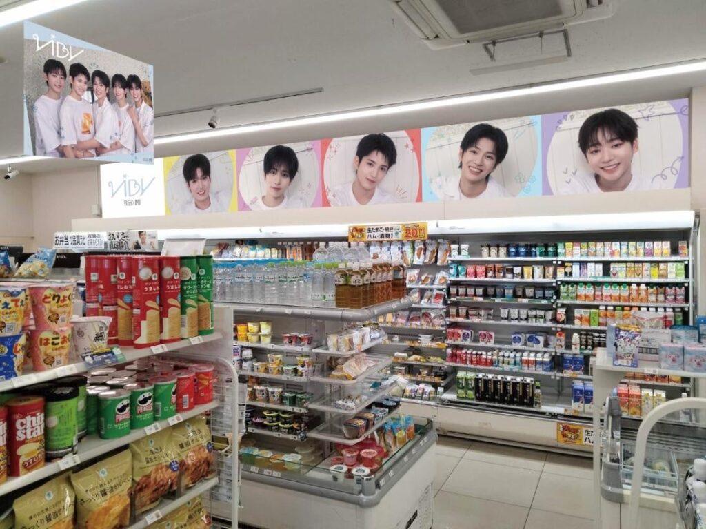 VIBYとファミリーマートがコラボ 日本武道館近くにラッピング店舗や限定ブロマイド登場
