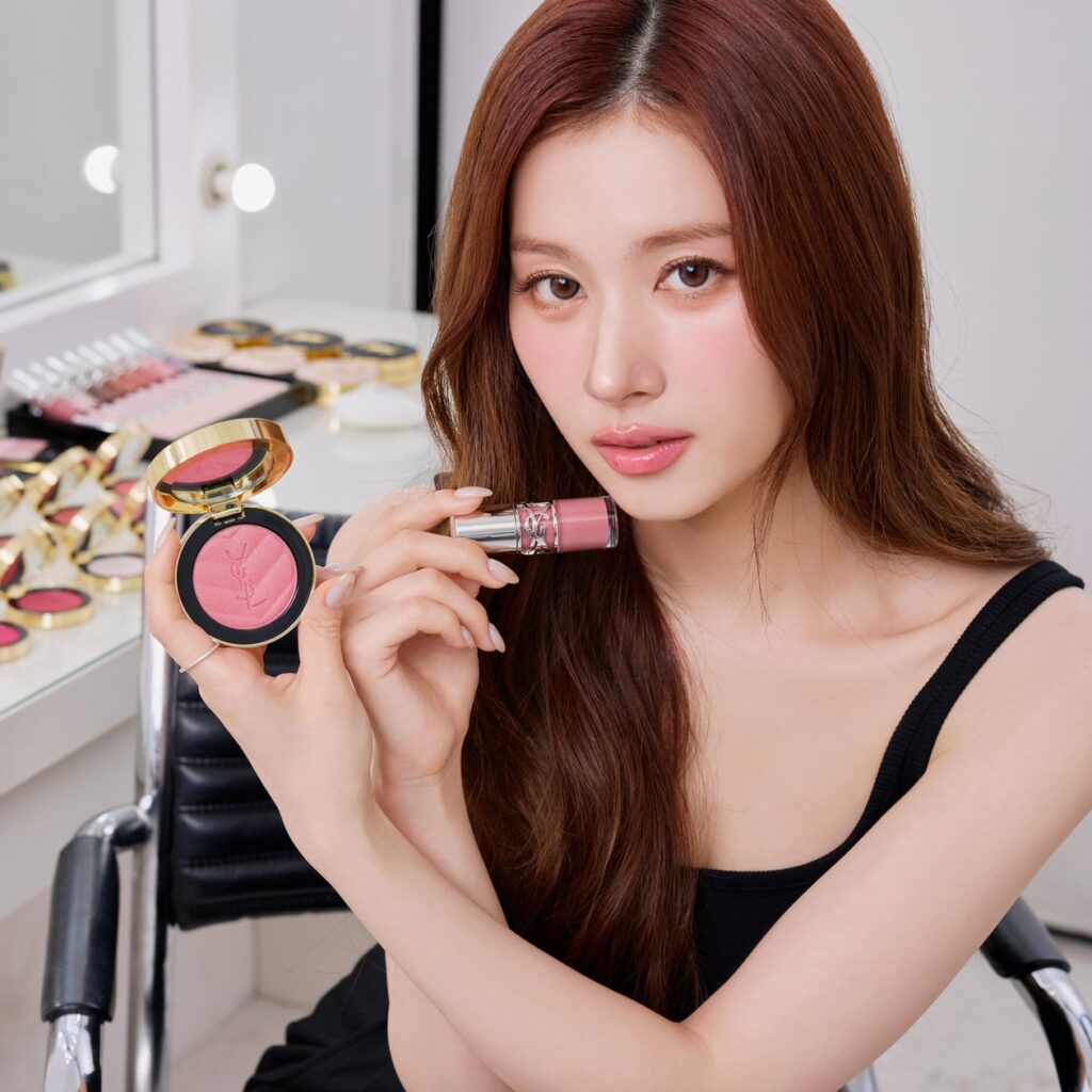 TWICE SANAがYSL FALL COLLECTIONの新色アイシャドウ「クチュール ミニ クラッチ #410」を披露