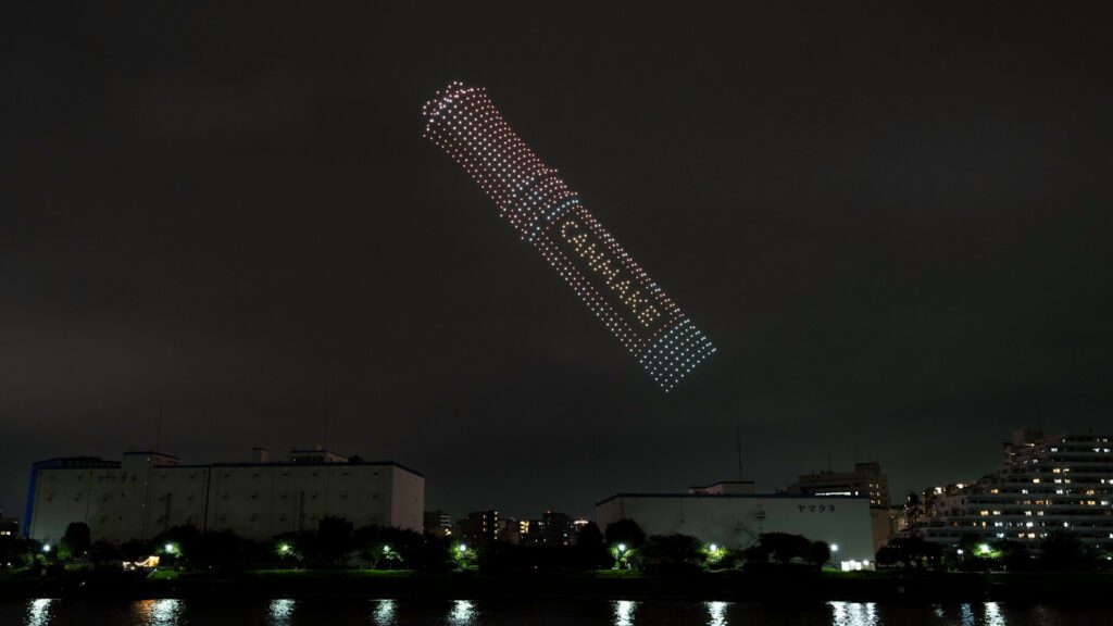 推しの誕生日を夜空に祝う「推し活ドローンショー」サービスが開始 BTSジョングクの実例を紹介