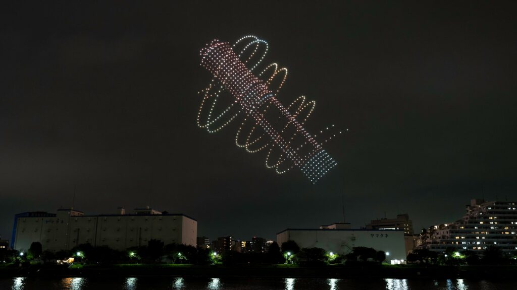 推しの誕生日を夜空に祝う「推し活ドローンショー」サービスが開始 BTSジョングクの実例を紹介