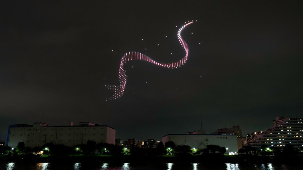 推しの誕生日を夜空に祝う「推し活ドローンショー」サービスが開始 BTSジョングクの実例を紹介