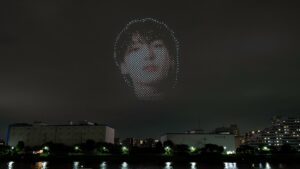 推しの誕生日を夜空に祝う「推し活ドローンショー」サービスが開始 BTSジョングクの実例を紹介