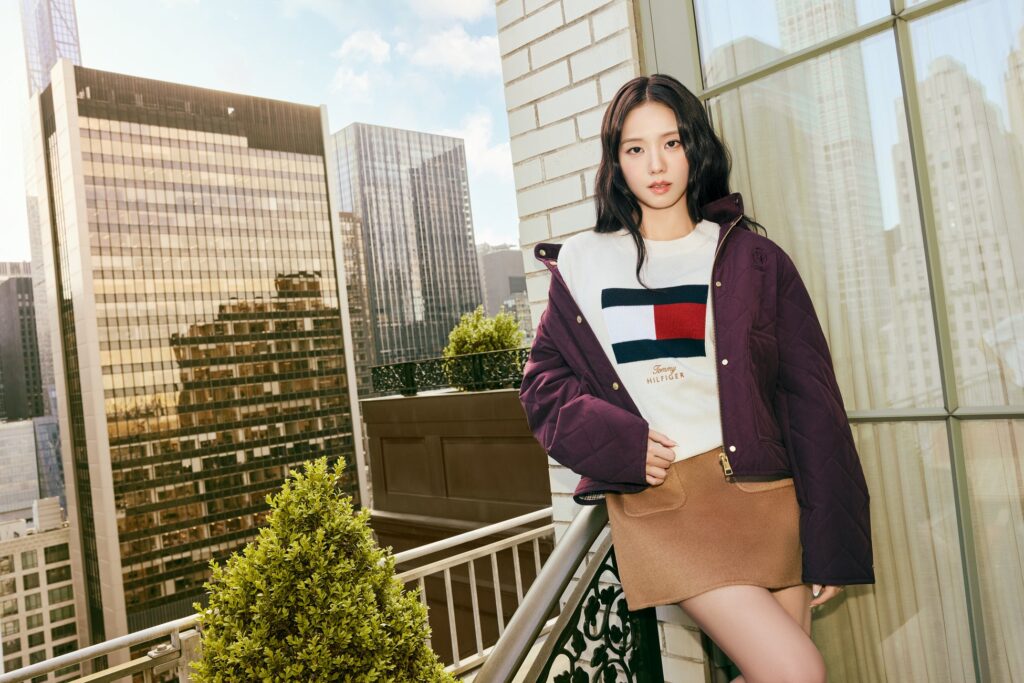 JISOO（BLACKPINK）がトミー ヒルフィガー2026 Fallキャンペーンでニューヨークのザ・プラザ・ホテルを舞台に登場