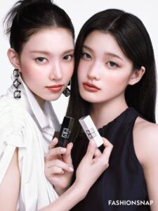 ILLIT YUNAHとIROHAが語るジバンシイ新リップの魅力 日本初ツアーでの愛用エピソードも