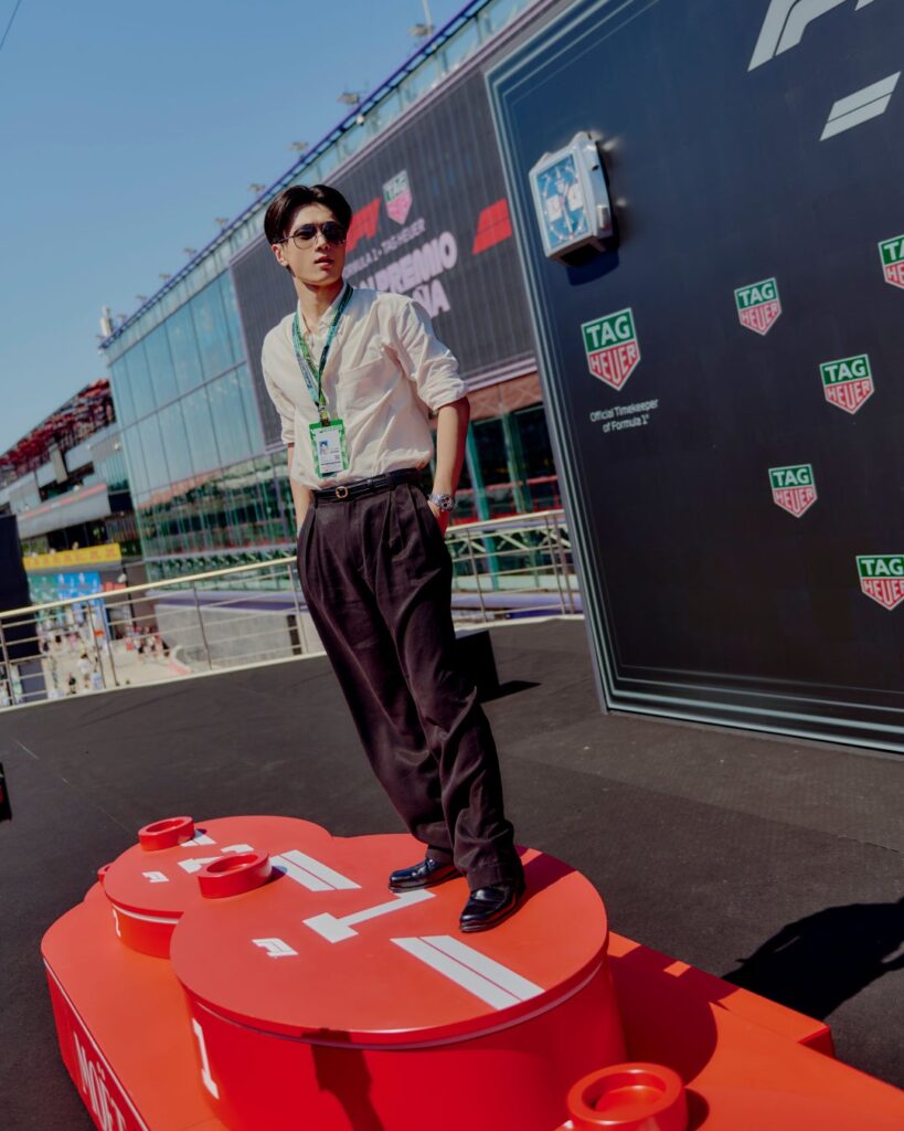 ENHYPEN JAY、F1スペインGPでタグ・ホイヤーの新作時計「カレラ クロノグラフ スポーツ」を着用