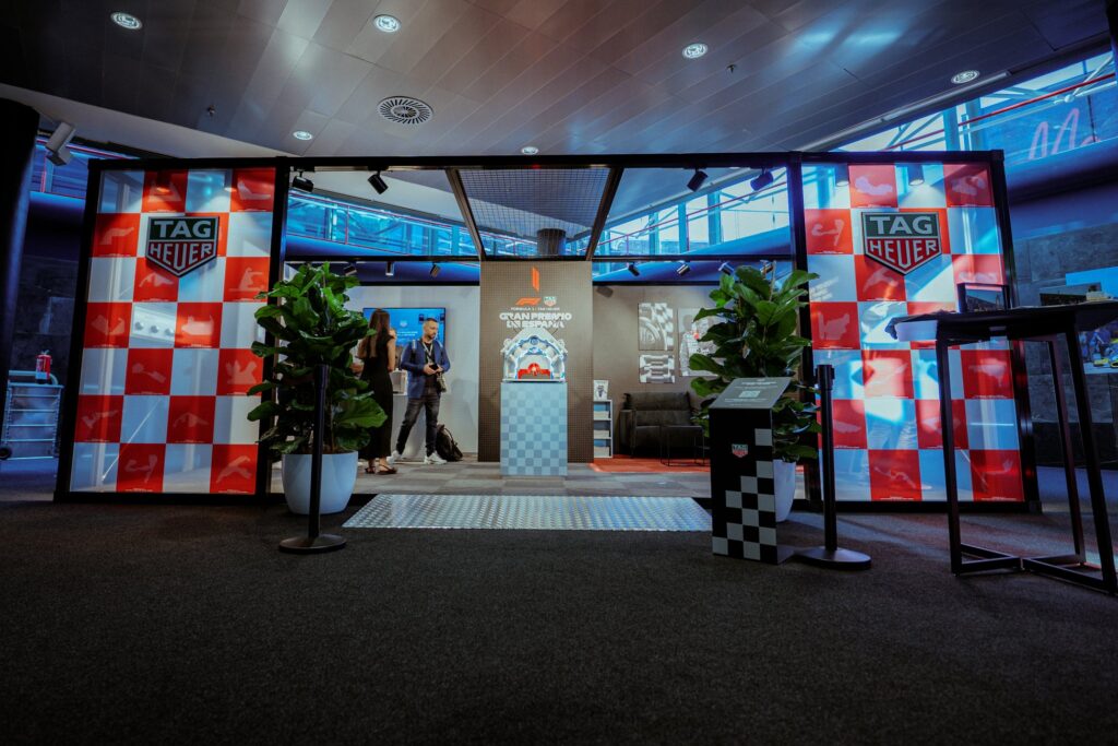 ENHYPEN JAY、F1スペインGPでタグ・ホイヤーの新作時計「カレラ クロノグラフ スポーツ」を着用