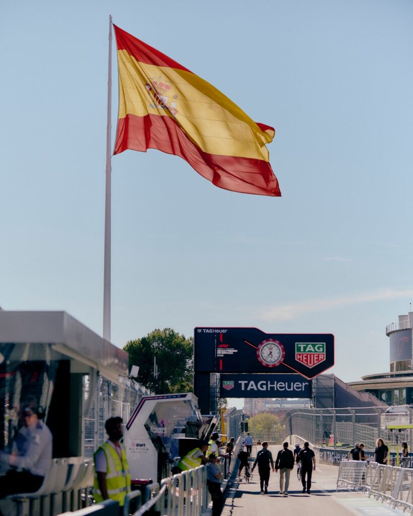 ENHYPEN JAY、F1スペインGPでタグ・ホイヤーの新作時計「カレラ クロノグラフ スポーツ」を着用