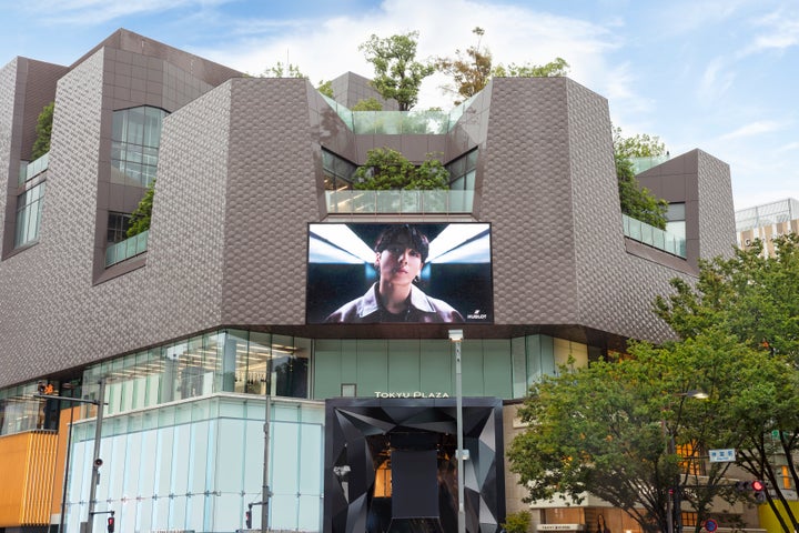 BTSジョングクのウブロ広告が東京表参道に登場 大型ビジュアルで新作時計をアピール
