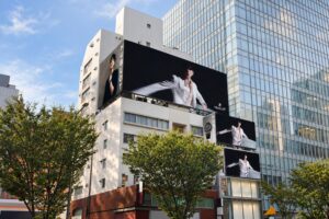 BTSジョングクのウブロ広告が東京表参道に登場 大型ビジュアルで新作時計をアピール