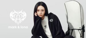 aespaカリナ着用のMARK & LONA秋冬新作発売、トラベルシーンを彩るスウェットセットアップ