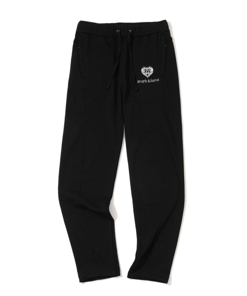 aespaカリナ着用のMARK & LONA秋冬新作発売、トラベルシーンを彩るスウェットセットアップ
