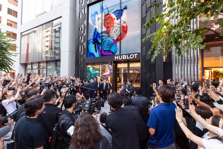 BTSジョングクがウブロ銀座ブティックに初来店 サファイアスカイブルー着用で記念サインを残す