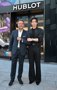 BTSジョングクがウブロ銀座ブティックに初来店 サファイアスカイブルー着用で記念サインを残す