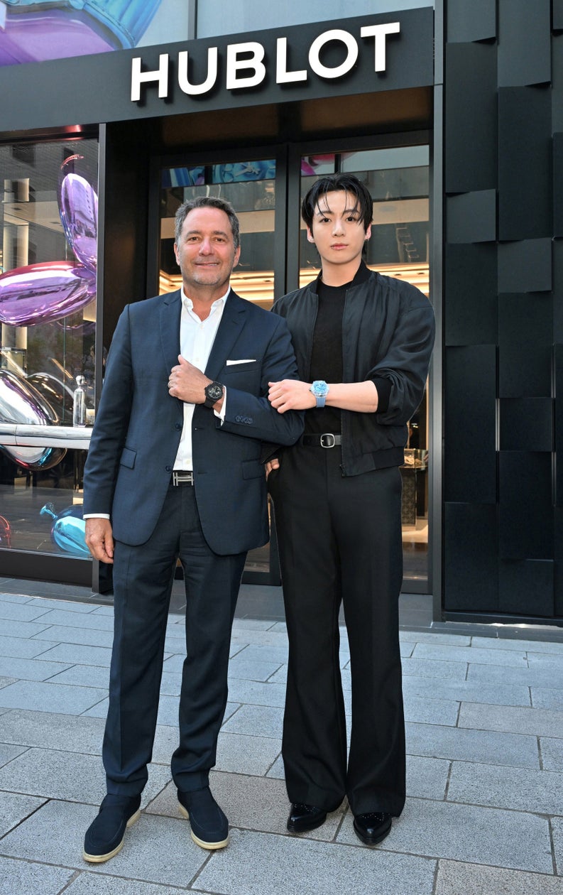 BTSジョングクがウブロ銀座ブティックに初来店 サファイアスカイブルー着用で記念サインを残す