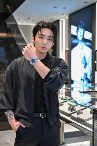 BTSジョングクがウブロ銀座ブティックに初来店 サファイアスカイブルー着用で記念サインを残す
