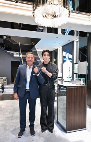BTSジョングクがウブロ銀座ブティックに初来店 サファイアスカイブルー着用で記念サインを残す