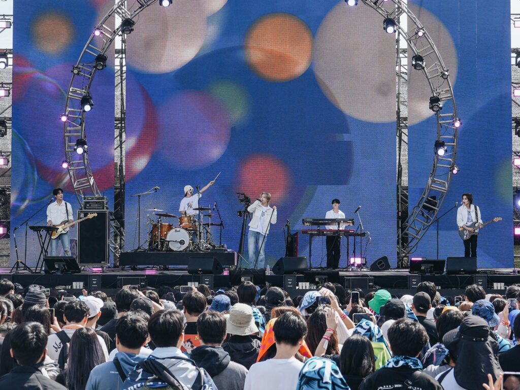 日韓音楽フェスXMF 2026が韓国で初開催、DAY6やAdoら出演 来年は日本開催も決定