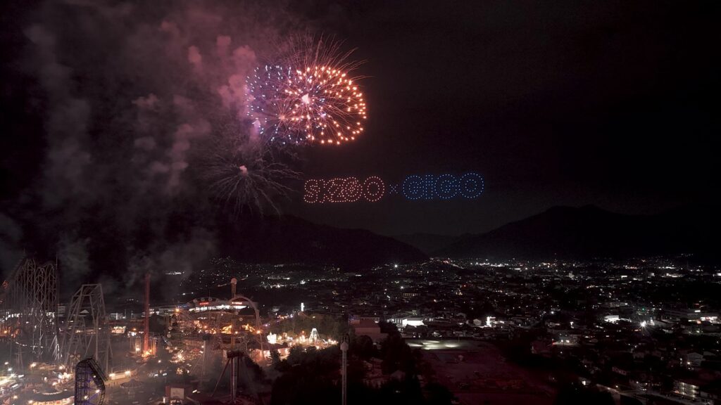 国内初のSKZOOドローン＆花火ショーが富士急ハイランドで開催、2日間で2万人を動員